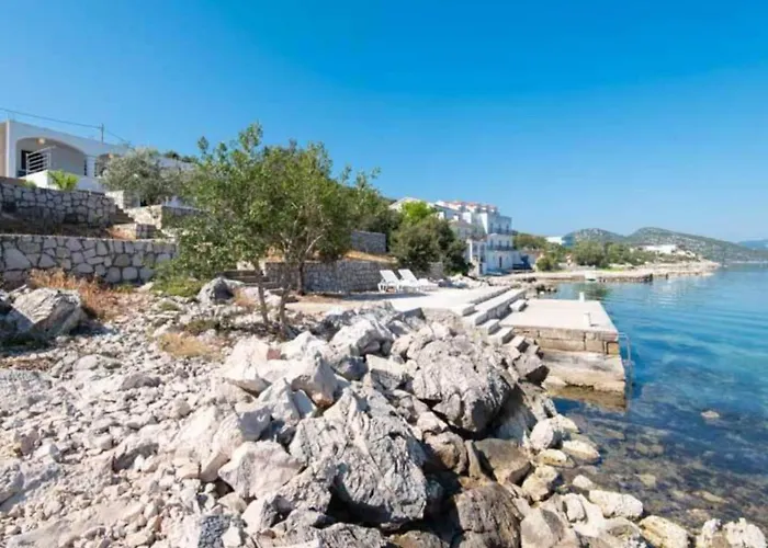 One Bedroom With Terrace And Sea View Apartament Putniković